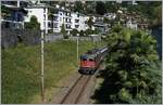 Die SBB Re 4/4 II erreicht mit ihrem Gotthard IR in Kürze Locarno.