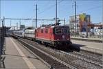 Re 4/4 11304 überstellt eine interessante Fuhre Richtung Olten: Regiolis tricourant Z 31501 M der SNCF.