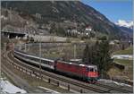 Die SBB Re 4/4 II 11198 mit einem  Gotthard IR  auf der Fahrt Richtung Locarno bei Wassen.