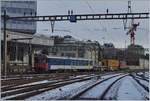 Ein ungewöhnlicher Zug mit BDt, Flachwagen und Re 4/4 II erreicht Lausanne.