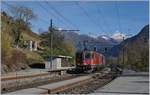 Die SBB Re 420 327-9 und eine Re 6/6 erreichen mit einem Güterzug Richtung Norden den Bahnhof Lalden.
25. Okt. 2017