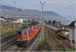 Die SBB Re 4/4 II 11196 schleppt die scheinbar defekte Schwesterlok mit ihrem IR bei Cully Richtung Lausanne.
30. Jan. 2018