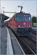 Die beiden SBB Re 4/4 II 11172 und 11158 warten mit dem EN 200 Thello von Venezia SL nach Paris in Lausanne auf die Weiterfahrt.