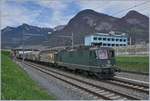 Die (noch) grüne SBB Re 420 330-3 mit einem Güterzug Richtung Wallis bei Aigle.
12. April 2018