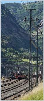 Ein etwas gewagter Schnitt mit Blick auf die nach Andermatt aufsteigende Schöllen-Schlucht und die im Bahnhof von Göschenen zu sehenden Re 4/4 II in Grün und Rot.
Während die beiden Roten Re 4/4 II mit einem Güterzug Richtung Erstfeld unterwegs sind, begleitet die grüne SBB Re 4/4 II 11161 den SF-Dampfzug über von Erstfeld nach Bellinzona (und zurück).
28. Juli 2016