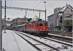 Die SBB Re 4/4 II 11307 wartet in Baden mit ihrem Night-Jet von Hamburg (via Berlin) nach Zürich auf die baldige Abfahrt. 9. Dez. 2017