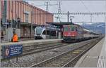 Kein Lokwechsel, aber Stromabnehmerwechsel: Nach dem Halt und Personalwechsel im Grenzbahnhof St.Margrethen hat die SBB Re 421 371-6 den vorderen Stromabnehmer mit der deutlich schmäleren, SBB