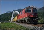 Die SBB Re 420 251-1 mit ihrem Postzug auf der Fahrt Richtung Lausanne konnte gerade noch ohne Gegenlicht bei der Rhone Brücke zwischen St-Maurice und Bex abgelichtet werde. 

25. Juni 2019