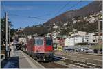 Die SBB Re 4/4 II 11164 wartet mit einem  Gotthard -IR in Locarno auf die Abfahrt Richtung Norden.

11. März 2016
 