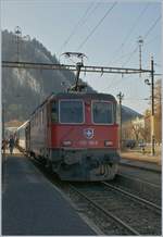 Die SBB Re 420 186-9 mit einem Regionalzug nach Buttes.