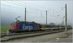 Die SBB Re 420 186-9 mit einem Regionalzug nach Buttes beim Halt in Noiraigue. 

19. Nov. 2009