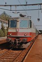 Die SBB Re 4/4 II 11252 mit dem Schnellzug 526 Richtung Lausanne beim Halt in Grenchen Süd. 

8. Okt. 1984