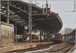 Während die SBB RE 4/4 II 11194 (und am Zugschluss die Re 4/4 II 11197) mit ihrem Dispozug einem IR 90 ersetzen wartet unter der Bahnhofshalle von Lausanne ein TGV Lyria auf die Abfahrt. 

25. Jan. 2020