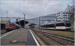 Die Re 4/4 II 11197 wartet in Vevey mit ihrem Dispozug (und der Re 4/4 II 11194 am Zugschluss) als IR90 1725 auf die Ausfahrt.
Rechts im Bild der CEV MVR ABeh 2/6 7503  Blonay-Chamby .

30. Januar 2020