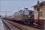 Die SBB Re 4/4 II 11232 wartet nach der Übernahme des  Hispania - Express nach dem Fahrtrichtungswechsel in Delémont auf die Weiterfahrt nach Basel.