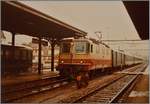 Die SBB Re 4/4 II 11250 erreicht mit dem IC 374 von Basel SBB nach Genève den Bahnhof von Delémont. 
Damals verkehrten zu den Taktzügen drei beschleunigte IC Paare ausser Takt.

16. Sept. 1984