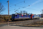 Ja, „Grüezi“ oder „Servus“.....
Die SBB Cargo Re 421 371-6 (91 85 4421 371-6 CH-SBBC), ex Re 4/4 II 11371, mit Werbung Zürich – München 6 x täglich in 3,5 Stunden, fährt am 30.03.2021 mit der SBB Cargo Re 484 016-1(91 85 4484 016-1 CH-SBBC), ex E 484.016 SR, einer TRAXX F140 MS am Haken durch Rudersdorf (Kr. Siegen), an der Dillstrecke (KBS 445), in Richtung Siegen.

Eine SBB Cargo Re 484 wie die 016-1 kann man eigentlich Deutschland nur mit viel Glück sehen, denn sie haben nur die Zulassungen für die Schweiz und Italien. Sie haben keinen Stromabnehmer mit breiterer Wippe gemäß deutscher Vorschrift, auch die die deutsche Zugsicherung Indusi fehlt ihnen. Der Lz war auf dem weg nach Krefeld.


Lebensläufe:
Die Re 421 371-6 wurde 1983 von der SLM Winterthur (Elektrik BBC/ SAAS) unter der Fabriknummer 5235 gebaut und als Re 4/4 II 11371 an die SBB geliefert. Im Jahr 2002 erfolgte der Umbau zur Re 421 für die SBB Cargo (Einsatz auch in Deutschland). Die zugelassene Höchstgeschwindigkeit für die Schweiz beträgt 140 km/h und für Deutschland 120 km/h.

Die Re 484 016-1 eine Bombardier TRAXX F140 MS wurde 2004 von Bombardier in Kassel unter der Fabriknummer 34009 gebaut und an die SBB Cargo AG, als E 484.016 SR geliefert. 
