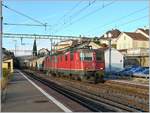 Zwei SBB Re 4/4 II fahren mit einem  Spaghetti -Zug in Rivaz durch, der Güterschuppen ist verschwunden und die Gleisanlage reduziert worden, immerhin besteht noch mitten im Bahnhof und damit betrieblich wenig ideal eine Gleisverbindung. 

19. Nov. 2006