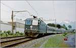 Die SBB Re 4/4 II 11219 ist kurz nach Vevey mit einem Schnellzug in Richtung Lausanne unterwegs.