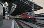 Die SBB Re 4/4 II 11157 wartet mit einem HVZ IR 90 in Lausanne auf die Weiterfahrt. 

29. Aug. 2018