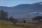 Viel Landschaft, wenig Zug am Jura.

Ein Postzug wird von einer Re 4/4 II auf der Jurasüdfusslinie nach Bettlach gezogen. Januar 2022. 