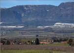 Viel Landschaft, wenig Zug am Jura. 

Zugbegegnung zwischen Bettlach und Selzach. Ein ICN Richtung Solothurn trifft auf einen Postzug mit einer Re 4/4 II. Januar 2022. 