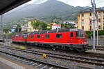 Eine SBB Cargo Re 10/10, bestehend aus der Re 6/6 11666 „Stein am Rhein“ (Re 620 066-1 / 91 85 4620 066-1 CH-SBBC) und der Re 4/4 II 11335 (Re 420 335-2 / 91 85 420 332 CH-SBBC) fahren am