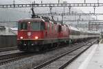 In stromender Regen treft 11200 mit ein Quasi-retro EC in Erstfeld ein am 19 September 2021.