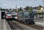 Die SBB Re 4/4 II wartet mit ihrem IC 4 nach Singen in Schaffhausen auf die baldige Weiterfahrt, während der SBB RABe 511 023 als RE nach Zürich fahren wird.