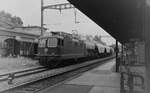 Ein altes Bild aus Nyon, das weniger der SBB Re 4/4 II 11259 gilt, der Ambiente auf mittleren Bahnhöfen wo meist noch gedeckte Güterwagen für den Stückgutverkehr verladen wurden.