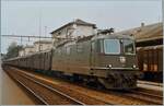 Ein typischer Jurasüdfuss Schnellzug Mitte der 80er mit der Re 4/4 II 11190 beim Halt in Aarau.