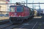 Leider lag der Bahnhof von Pratteln am 13 februar 2024 in Schatten beim Passage von 420 258 mit deren Mischguterzug.