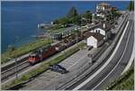 Die SBB Re 4/4 II 11331 (Re 420 331-1) fährt mit einem Güterzug durch den Bahnhof von Rivaz der eigentlich durch den Wegfall der Weichen nur noch eine Haltestelle ist.