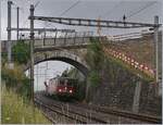 Der Bahnhof Cully wird umgebaut. Das Bild entstand kurz bevor die schöne Bogenbrücke über dem  Westteil des Bahnhofs der breiteren Gleisanlage  weichen musste. Im Bild die SBB Re 4/4 II 11273 (Re 420 273-5) mit einem Güterzug in Richtung Vevey. 

3. Aug. 2020