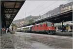 Der Grund der Fahrt nach Montreux an diese doch strak verregneten Tag: Der ZRT-Extrazug Frauenfeld Montreux / Aigle. Erst wollte ich den Zug auf der  Train des Vigens Strecken fotografieren, die immer wieder konsultierende Wetterprognose riet mir aber dann doch den Plan B umzusetzen; dies war auch gut so, denn das Licht hätte im Lavaux wohl kaum gereicht und eine verregnete Landschaft hätte wohl auch kaum ein attraktiver Bild geboten. Spannend war, mit welcher Lok der Zug kommt, denn auf den letzten paar Kilometer (Chexbres - Villeneuve) ist die ETCS Zugsicherung verbaut. Das Bild zeigt den Zug bei der Ankunft in Montreux. Alternativ zum Weihnachtmarkt von Montreux, konnten die Reisenden bis Aigle weiterfahren und dort einen gemütlichen Nachmittag verbringen. Der Zug bestand aus der SBB Re 4/4 II 11159, dem  Le Salon Bleu  Halb-Speisewagen ARmz 61 85 88-90 200-6 CH-IRSI und dem  Le Diamant Bar  Speisewagen WRm 61 85 88-94 003-0 CH IRSI.

7. Dezember 2024
