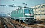 Die SBB Re 4/4 11238 zeigte sich in Lausanne zwar noch im traditionellen Grün, aber mit einer interessanten optischen Bereicherung auf der Stirnseite der Lok.