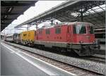 Die zwei SBB Re 4/4 II 11136 (Seite Vevey ist hier nicht gut zu erkennen) und die Re 4/4 11196 stehen in Lausanne auf Gleis 2 mit einem Testzug. 

2. Juni 2025