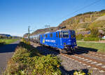   Die WRS Re 421 381-5 (91 85 4421 381-5 CH-WRSCH), ex SBB Re 4/4 II 11381 fährt am 13.10.2018, mit einem Kerosin (Flugturbinenkraftstoff der Güte Jet A-1) beladenen Kesselwagenzug, durch