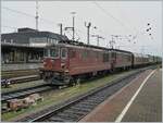 BLS Re 4/4 166 - 173, ab 1970; die BLS Re 4/4 169  Bönigen  und eine weitere sind mit einem Güterzug in Basel Bad Bf unterwegs.