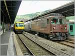 re-44-bls-re-425/790391/bls-re-44-163---165 BLS Re 4/4 163 - 165 von 1967, als Ae 4/4 II 263- 265 abgeliefert; die Re 4/4 164 'Lengnau' und eine BLS 465 warten in Vevey auf die Weiterfahrt; links im Bild ist der gelb/blaue 'Train des Vignes zu erkennen. 

4. April 2007