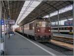 Die BLS Re 4/4 179 und eine Schwesterlok mit einem Gterzug in Olten.