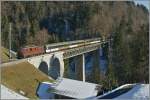 Die Re 4/4 193  Grenchen  mit einem BLS  Goldenpass  RE auf der 135 Meter lange Bunschenbachbrücke bei Weissenburg.