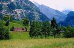 Mit einem Autozug trifft eine Re 4/4 der BLS im Juni 1990 in Kandersteg ein