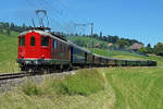 JAHRESRÜCKBLICK 2018
von Walter Ruetsch
Serie Nr. 2
Der längste OeBB-Dampfzug aller Zeiten ausserhalb der heimischen Geleisen bei Griesbach auf der heutigen Museumsstrecke Sumiswald Grünen - Huttwil der Genossenschaft Museumsbahn Emmental GmbH unterwegs am 22. Juni 2018. Geführt wurde dieser imposante Zug mit den Ed 2x2 196 Mallet, der Eb 2/4 5469 sowie der Re 4/4 I 10009 als Schublok.  
