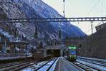 Ein eisiger Morgen in Goppenstein: BLS Re 4/4 175 wartet mit dem übernächsten Autozug nach Kandersteg, während Lötschberger 117 nach Brig ausfährt. 7.Januar 2021