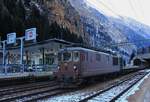 Ein eisiger Morgen in Goppenstein: BLS Re 4/4 175 wartet mit einem Autozug. Diese Lok kam 1972 in Betrieb und gehört zur Gruppe 174 - 180, mit der auch die mitbetriebenen Bahnen der BLS modernisiert wurden. 7.Januar 2021