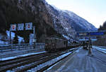 Ein eisiger Morgen in Goppenstein: Bei Temperaturen weit unter 0 fährt BLS Re 4/4 191 mit ihrem Autozug in Richtung Lötschbergtunnel aus. Lok 191 gehört zur letzten Gruppe solcher Loks (190 - 195) aus den Jahren 1982/83. 7.Januar 2021