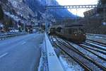 Ein eisiger Morgen in Goppenstein: Ausfahrt der BLS Re4/4 175 mit einem langen Autozug. Der Himmel füllt sich zwar mit Sonnenlicht, doch hier gefrieren die Finger und spüren den Auslöser nicht mehr. 7.Januar 2021