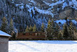 Lok 191 von 1982 stösst ihren Autotransportzug von Kandersteg zum Eingang des Lötschberg Scheiteltunnels.