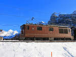 BLS Re 4/4 183 in Kandersteg, 7.Januar 2021. Die 1974 in Dienst gestellte Lok wurde am 2.Februar 1978 fast komplett zerstört, als sie bei der Auffahrt auf die Ijollibachbrücke an der Lötschberg Südrampe in Schneemassen hineinfuhr und über die Brücke in den Abgrund stürzte. Sie musste weitgehend neu aufgebaut werden. 